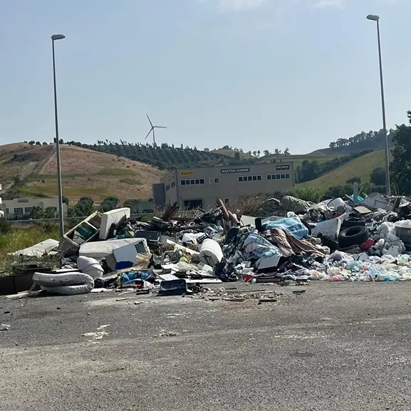 Una discarica abusiva a due passi dalla Cittadella e dall’università\u00A0di Catanzaro: i residenti chiedono la bonifica\n
