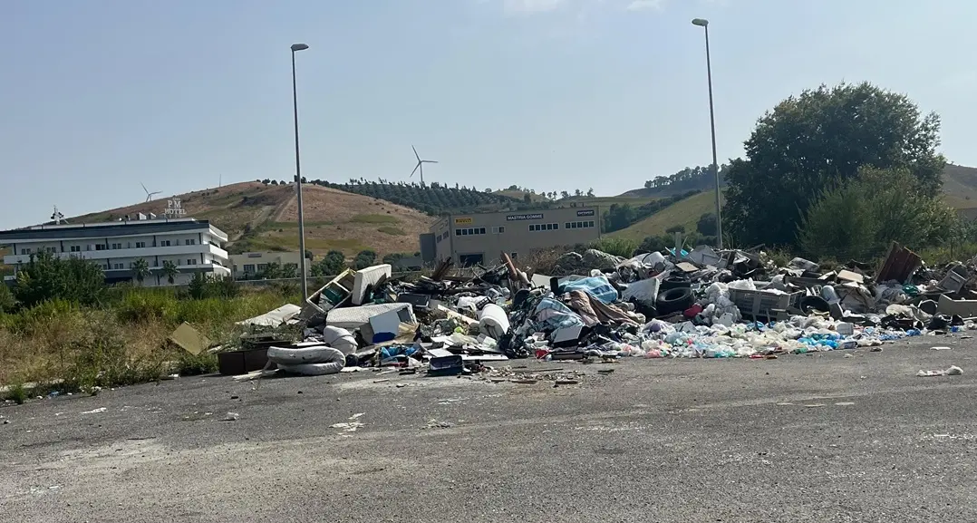 Una discarica abusiva a due passi dalla Cittadella e dall’università\u00A0di Catanzaro: i residenti chiedono la bonifica\n