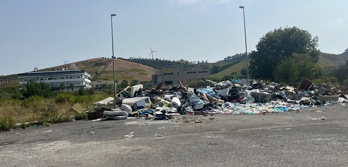 Una discarica abusiva a due passi dalla Cittadella e dall’università\u00A0di Catanzaro: i residenti chiedono la bonifica\n