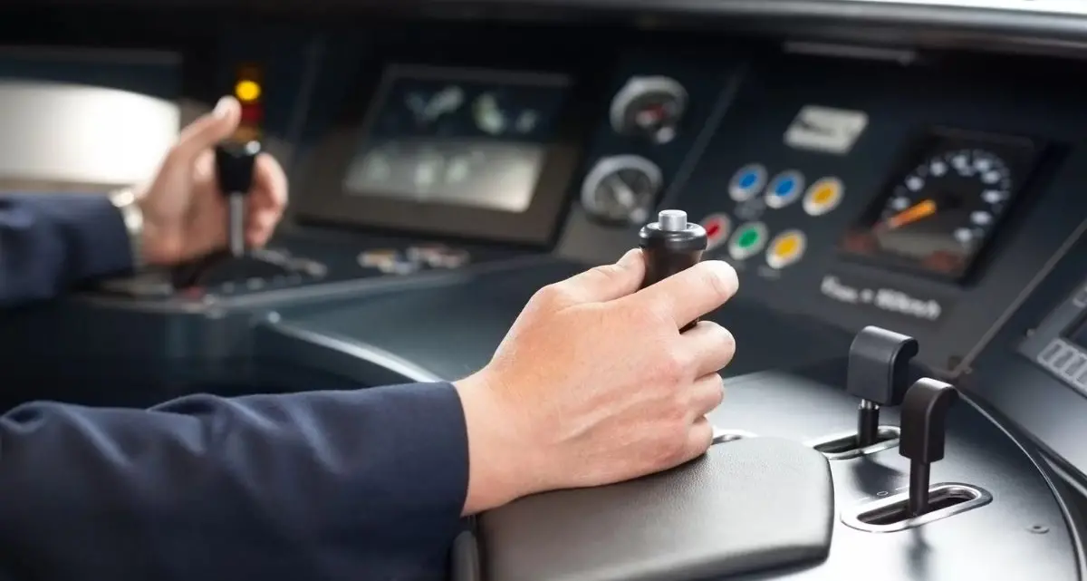 Trenitalia assume giovani macchinisti: requisiti richiesti e come funziona la selezione