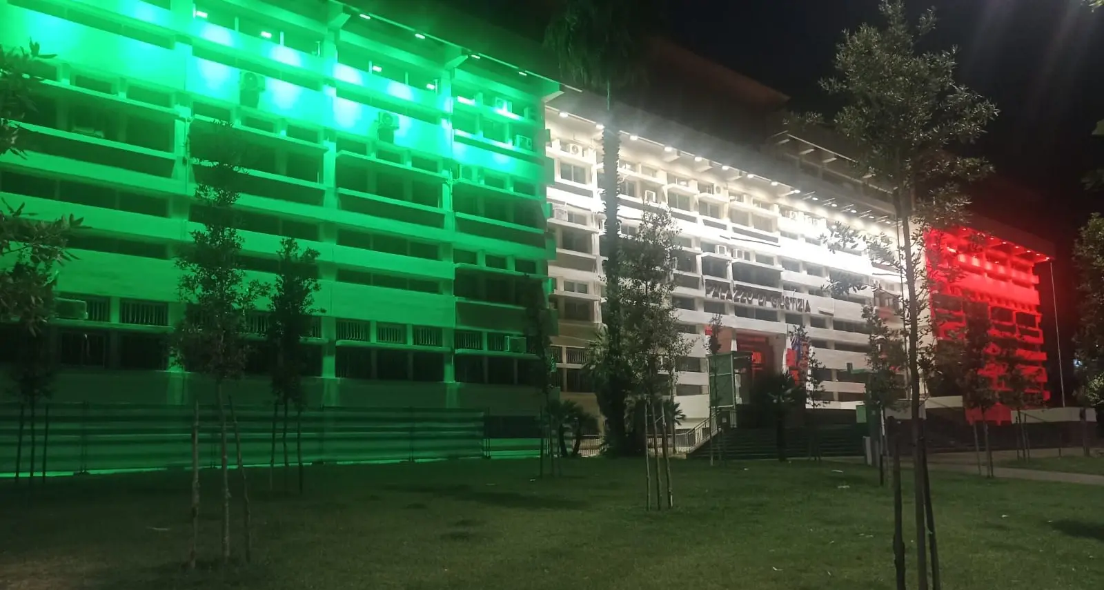 Cosenza, il Tricolore illumina il Tribunale: l’iniziativa è dell’Unione degli avvocati\n