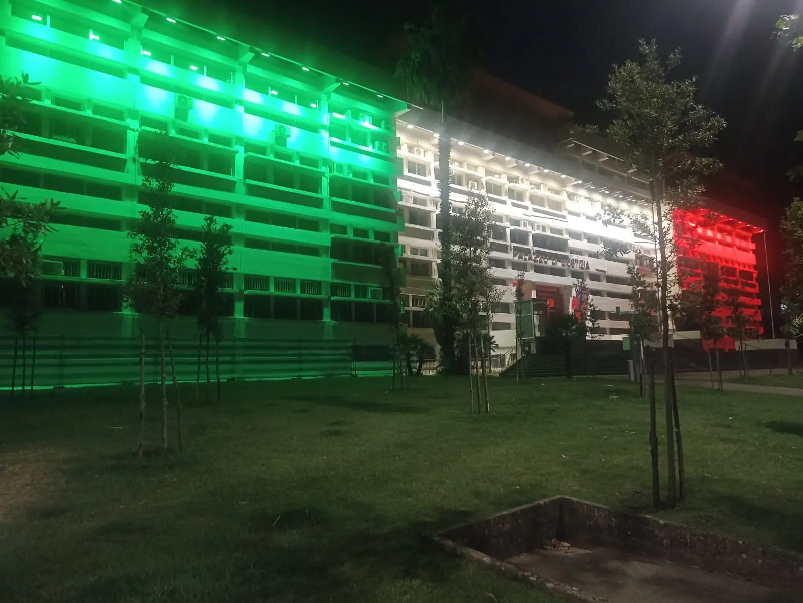 Cosenza, il Tricolore illumina il Tribunale: l’iniziativa è dell’Unione degli avvocati\n
