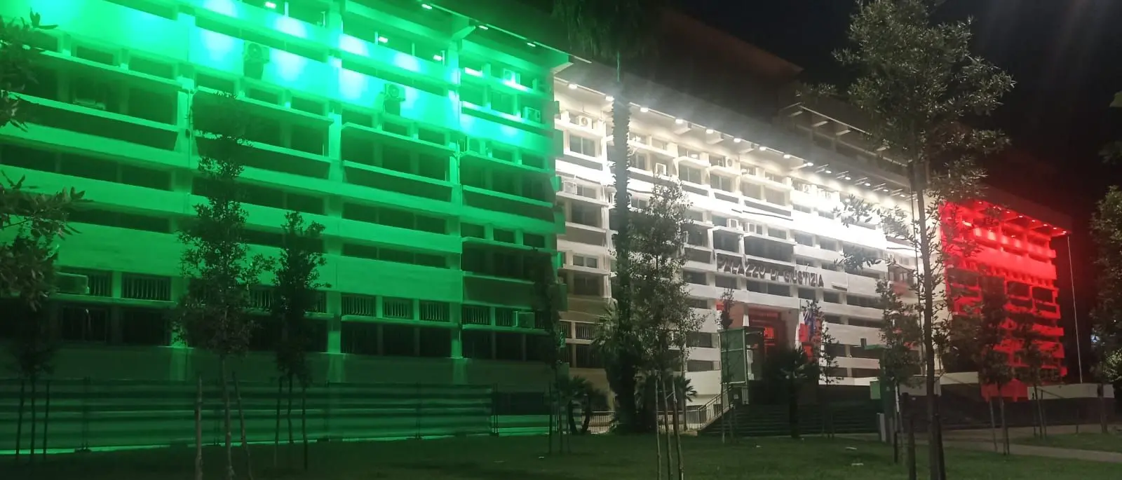 Cosenza, il Tricolore illumina il Tribunale: l’iniziativa è dell’Unione degli avvocati\n