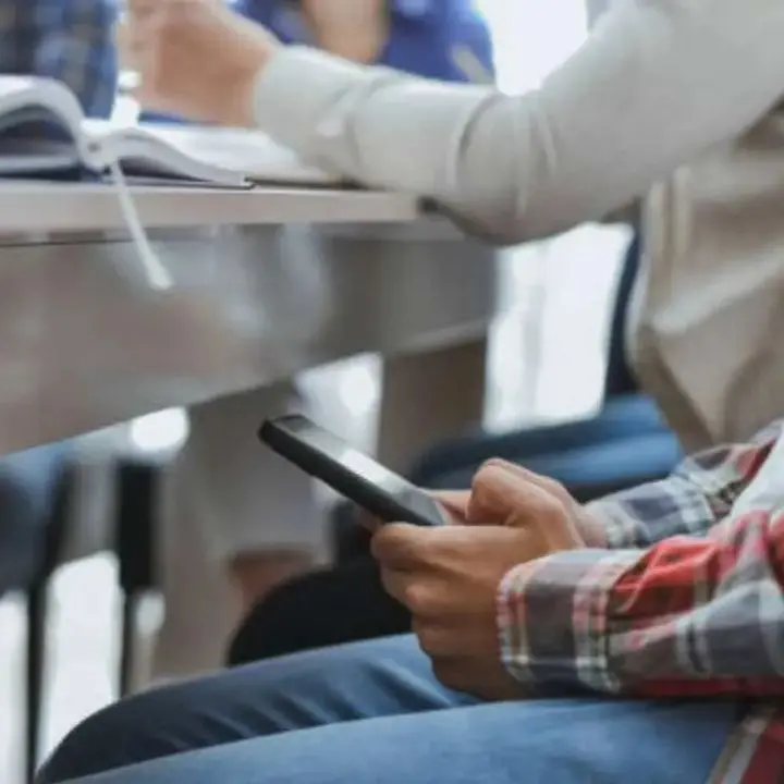 Scuola, nuove regole sul cellulare in classe: sanzioni graduali fino alla sospensione per chi non rispetta il divieto\n