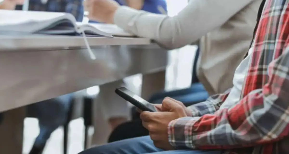 Scuola, nuove regole sul cellulare in classe: sanzioni graduali fino alla sospensione per chi non rispetta il divieto\n