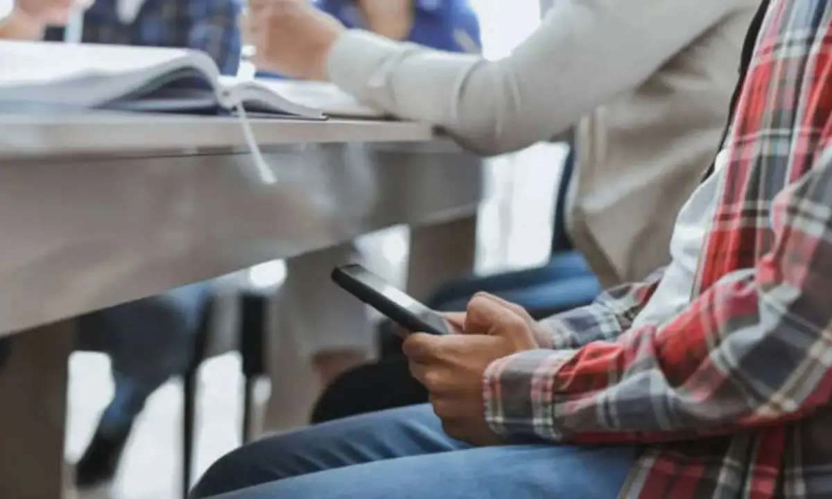 Scuola, nuove regole sul cellulare in classe: sanzioni graduali fino alla sospensione per chi non rispetta il divieto\n