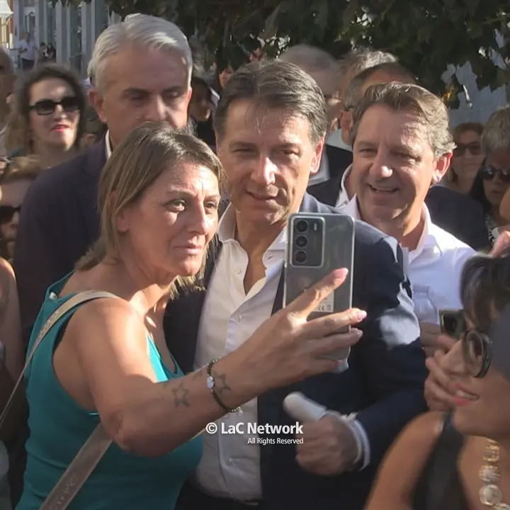 Cosenza, cori da stadio per Conte e Tridico: «Entusiasmo straordinario, vinceremo sicuramente»\n