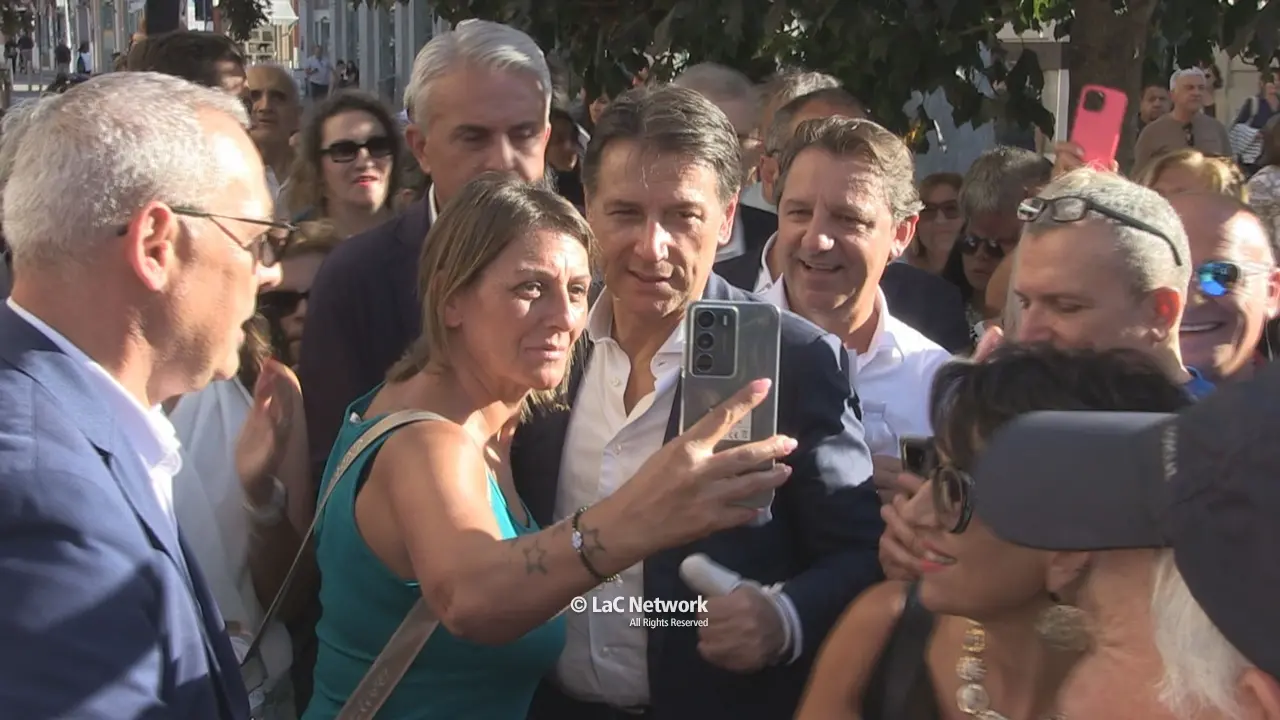 Cosenza, cori da stadio per Conte e Tridico: «Entusiasmo straordinario, vinceremo sicuramente»\n