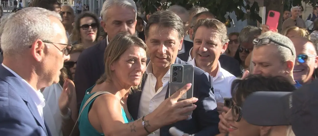 Cosenza, cori da stadio per Conte e Tridico: «Entusiasmo straordinario, vinceremo sicuramente»\n