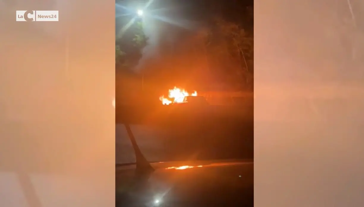 Auto in fiamme lungo la Strada dei due mari a Lamezia