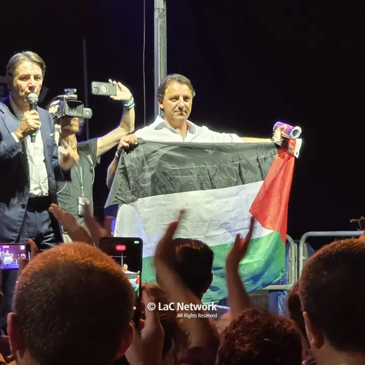 Tridico e Conte infiammano Crotone: «Stop a Occhiuto e Meloni, dalla sanità alla bonifica hanno mostrato di non saper governare»