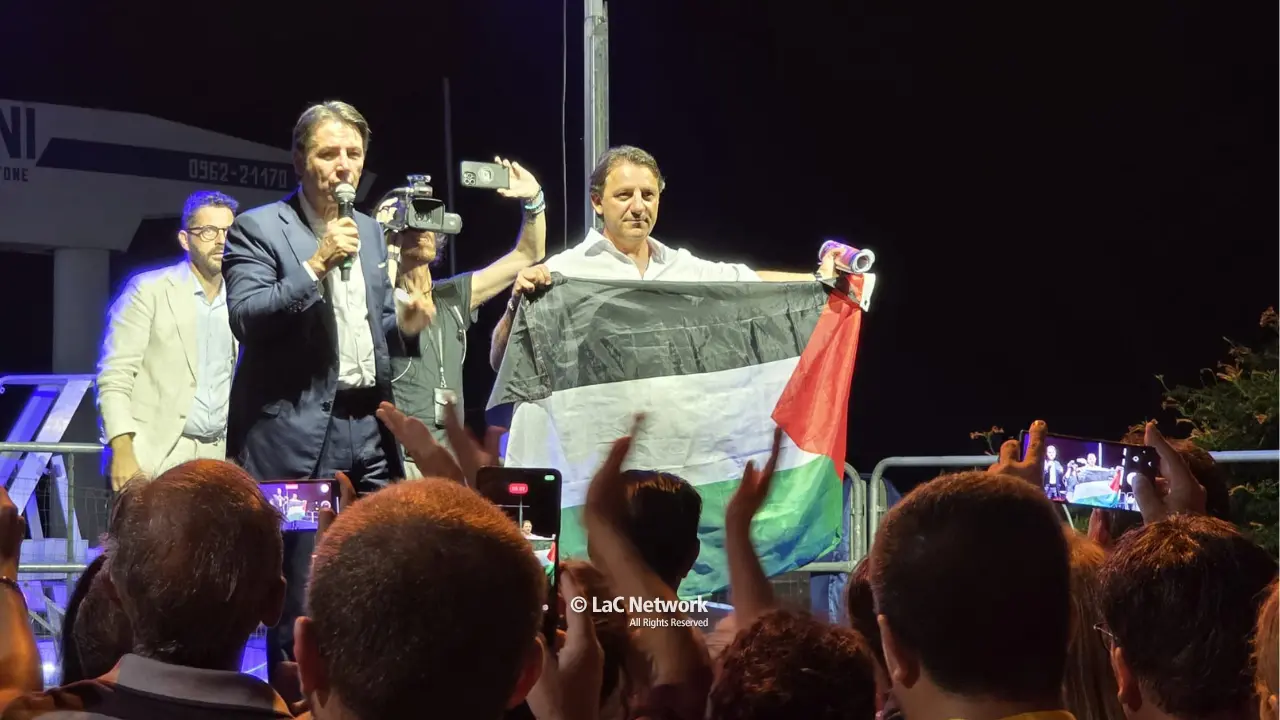 <p>Conte e Tridico a Crotone</p>\\n