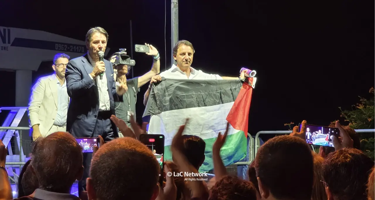 Tridico e Conte infiammano Crotone: «Stop a Occhiuto e Meloni, dalla sanità alla bonifica hanno mostrato di non saper governare»