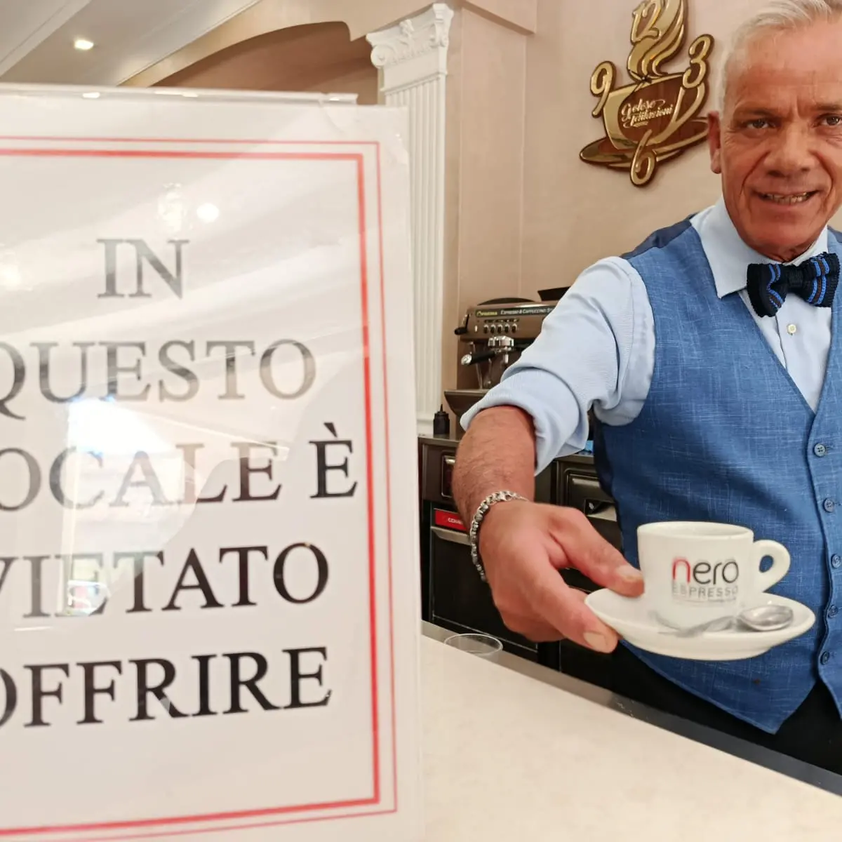 «Vietato offrire», nei bar del Vibonese\u00A0i cartelli\u00A0contro l’usanza di pagare il caffè agli altri
