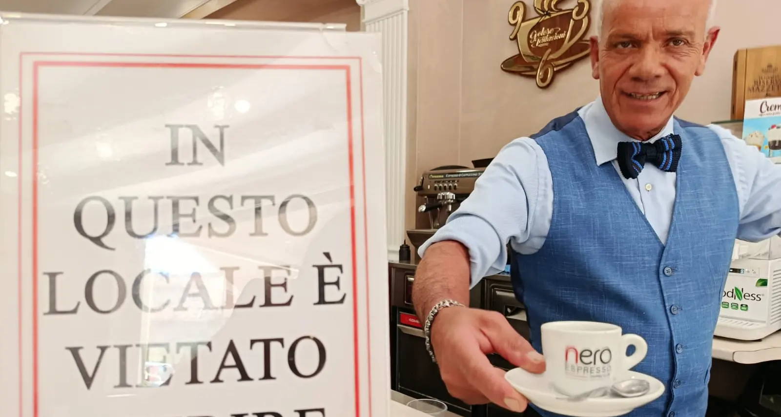 «Vietato offrire», nei bar del Vibonese\u00A0i cartelli\u00A0contro l’usanza di pagare il caffè agli altri