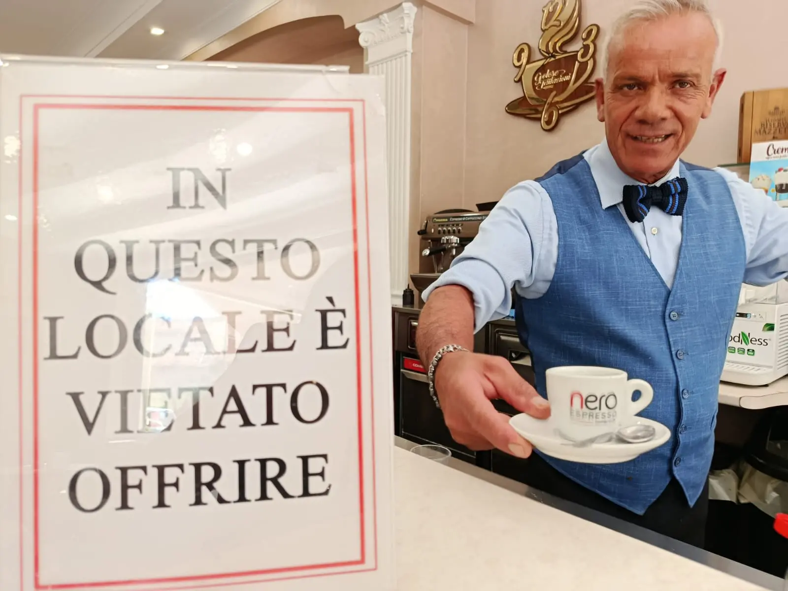 «Vietato offrire», nei bar del Vibonese\u00A0i cartelli\u00A0contro l’usanza di pagare il caffè agli altri