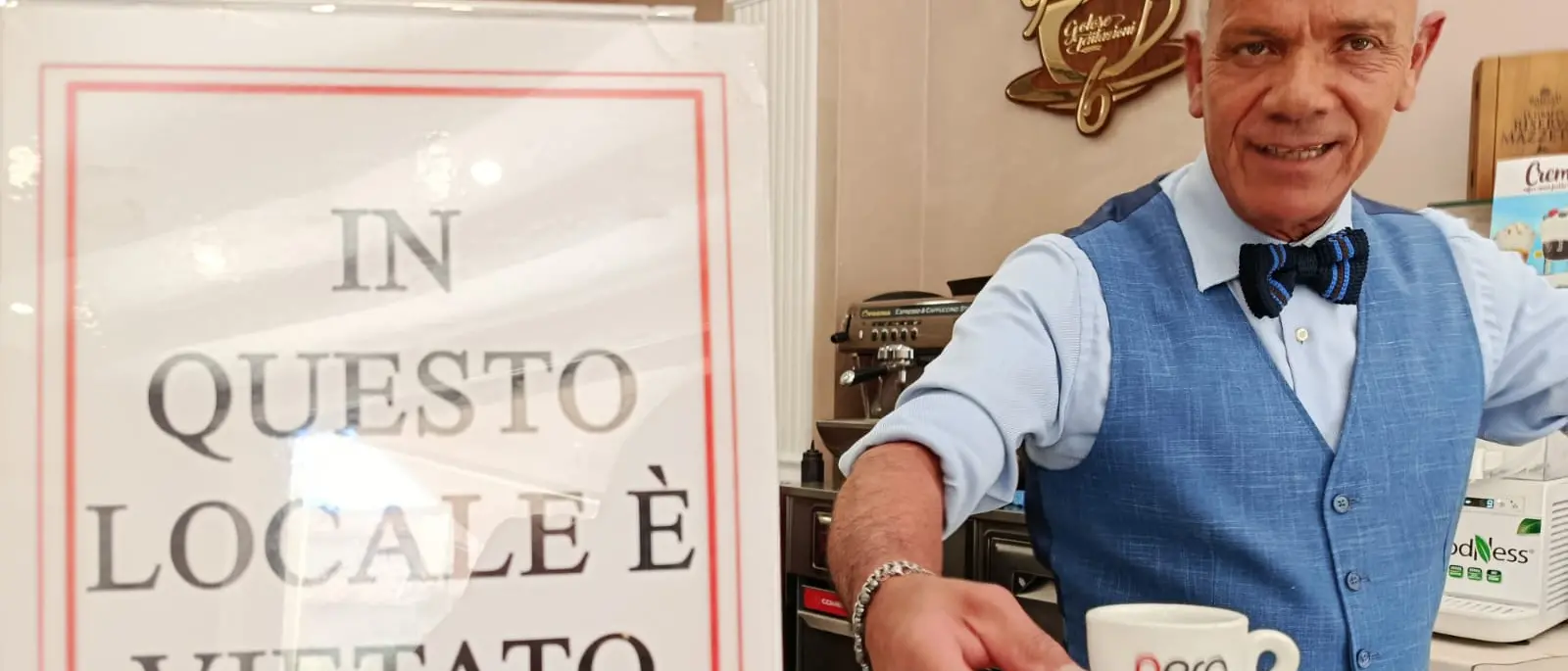 «Vietato offrire», nei bar del Vibonese\u00A0i cartelli\u00A0contro l’usanza di pagare il caffè agli altri