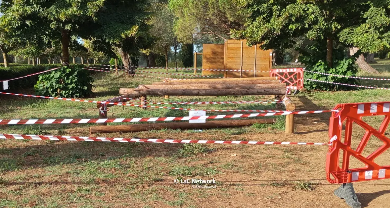 Incidente al parco a Vibo,\u00A0bimbo resta schiacciato da una trave:\u00A0operato d’urgenza