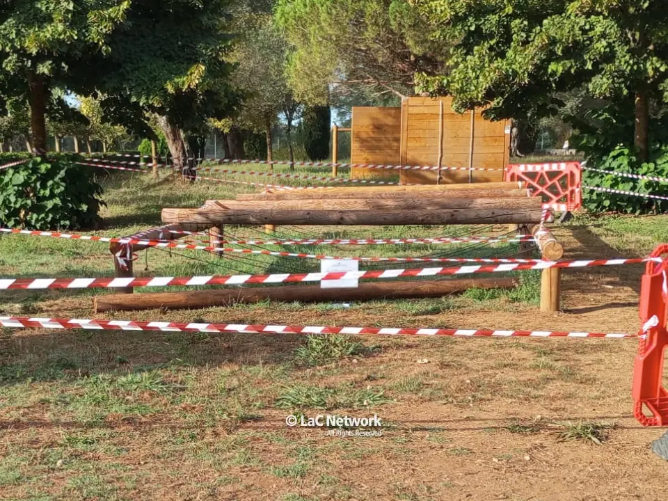 Incidente al parco a Vibo, bimbo resta schiacciato da una trave: operato d’urgenza