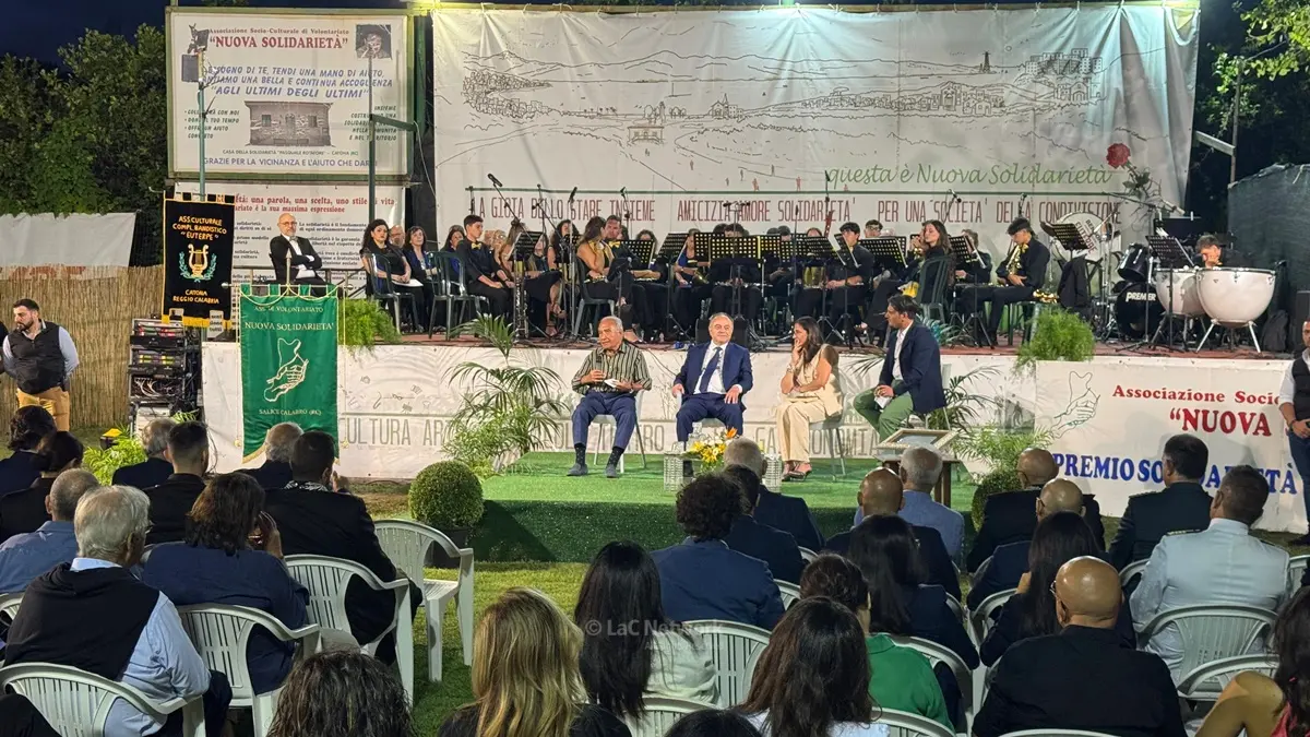 <p>Un momento della cerimonia al parco Verde di Salice a Reggio Calabria</p>\\n