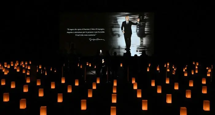 Milano saluta Giorgio Armani: in centinaia alla camera ardente del Re della moda nel teatro di via Bergognone\n