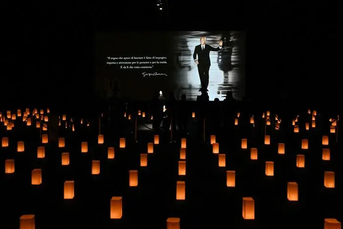 Milano saluta Giorgio Armani: in centinaia alla camera ardente del Re della moda nel teatro di via Bergognone\n