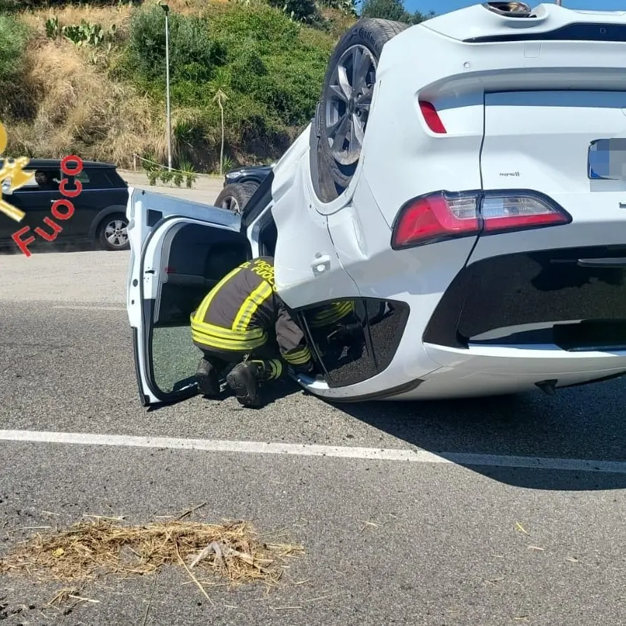 Incidente sulla statale 106 a Squillace, auto si ribalta dopo lo scontro: ferito il conducente