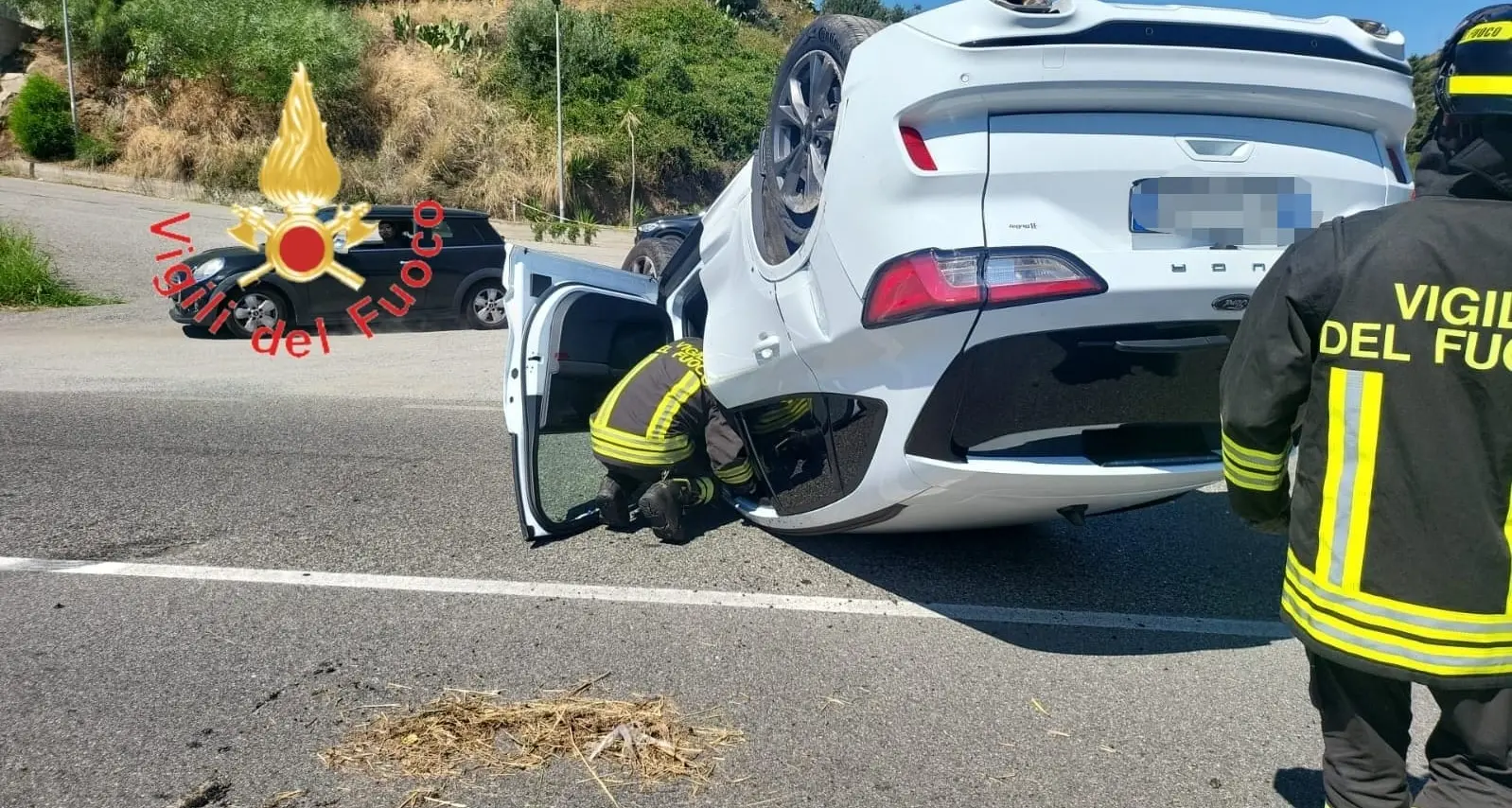 Incidente sulla statale 106 a Squillace, auto si ribalta dopo lo scontro: ferito il conducente