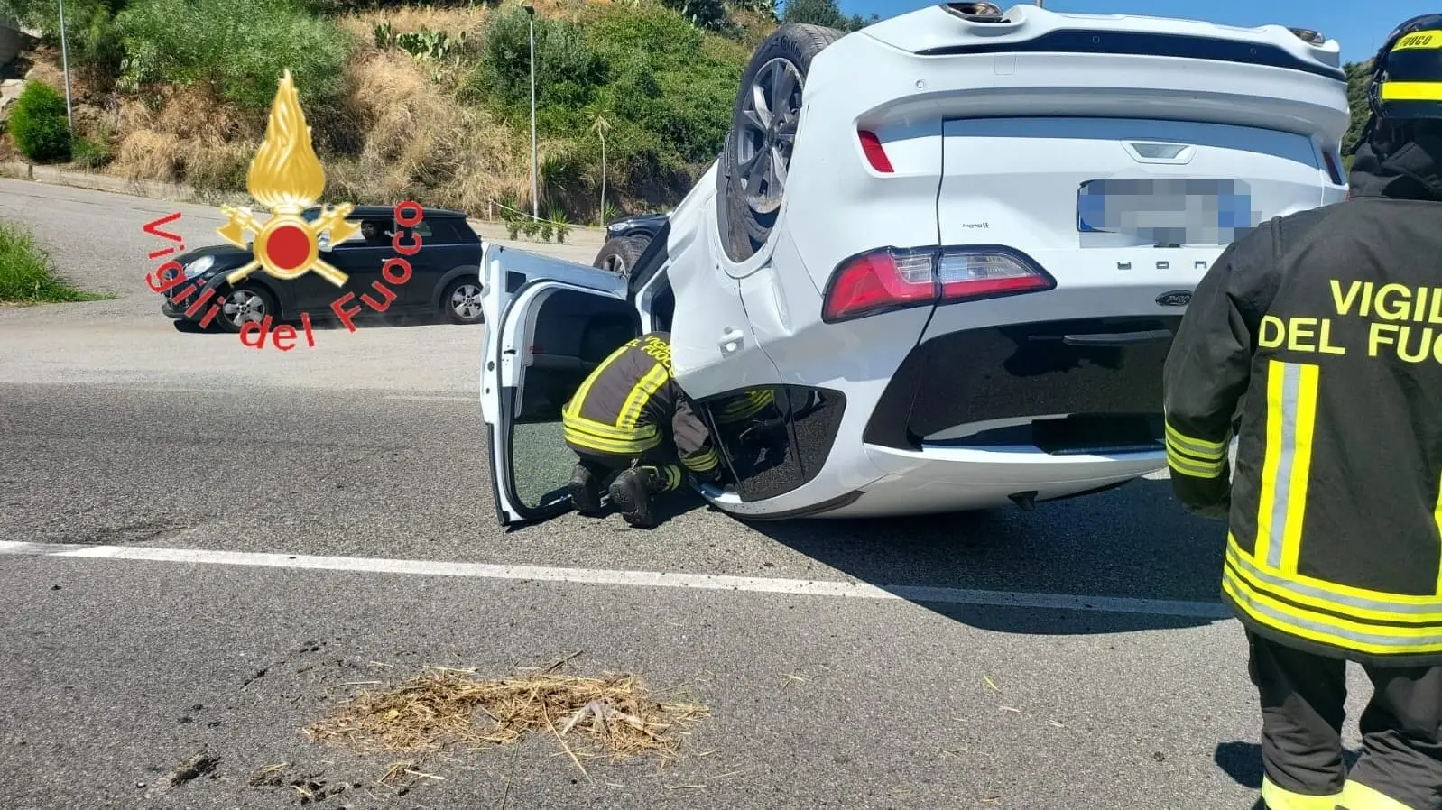 Incidente sulla statale 106 a Squillace, auto si ribalta dopo lo scontro: ferito il conducente