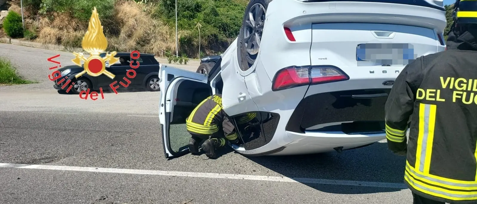 Incidente sulla statale 106 a Squillace, auto si ribalta dopo lo scontro: ferito il conducente