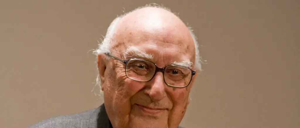 Camilleri, 100 anni dopo: lo scrittore che ha insegnato a “sfiorare la felicità”\n