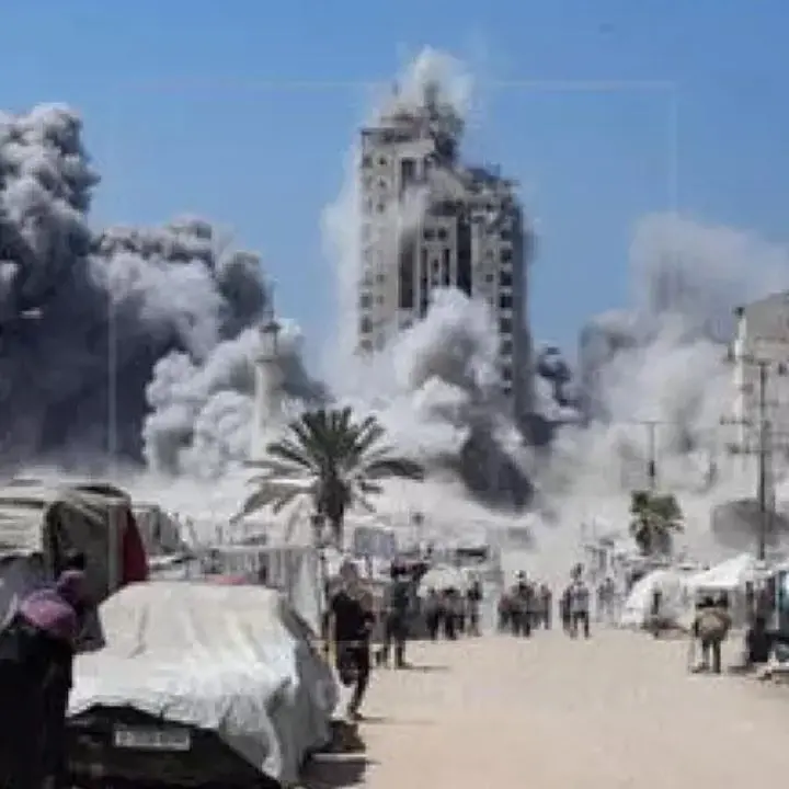 Medio Oriente, l’esercito israeliano bombarda un grattacielo a Gaza City