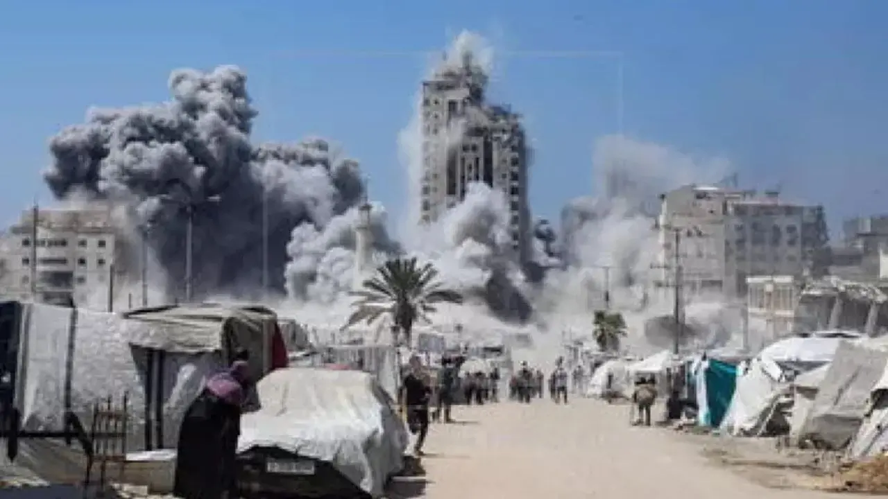 Medio Oriente, l’esercito israeliano bombarda un grattacielo a Gaza City