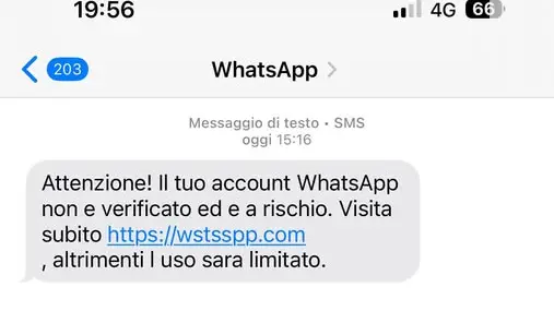 <p>Lo screenshot dell&#39;sms che sta circolando in queste ore per convincere gli iscritti a validare l&#39;account di WhatsApp&nbsp;&nbsp;</p>\\n