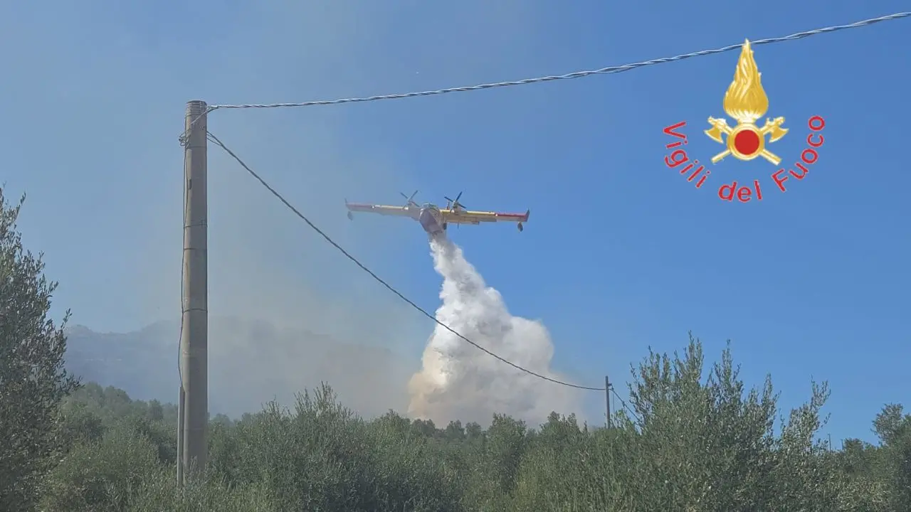 Incendio a Borgia, le fiamme minacciano un agriturismo: canadair in azione\u00A0\n
