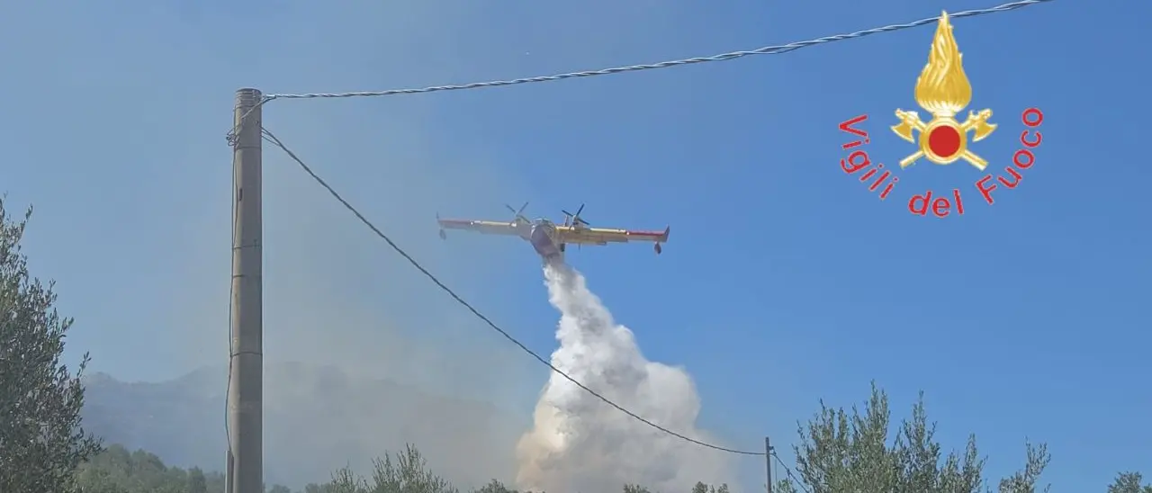Incendio a Borgia, le fiamme minacciano un agriturismo: canadair in azione\u00A0\n