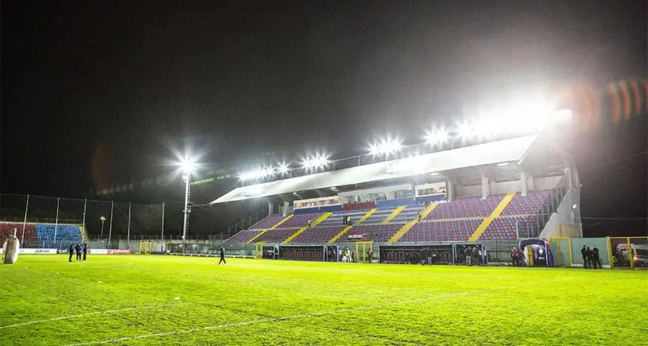 Il Comune abbatte un muro allo stadio Razza, agibilità ferma. Il presidente della Vibonese Cammarata:\u00A0«Pronti ad azioni forti»\n