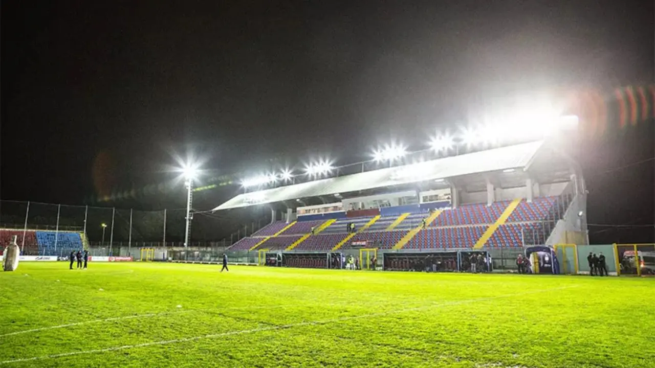 Il Comune abbatte un muro allo stadio Razza, agibilità ferma. Il presidente della Vibonese Cammarata:\u00A0«Pronti ad azioni forti»\n