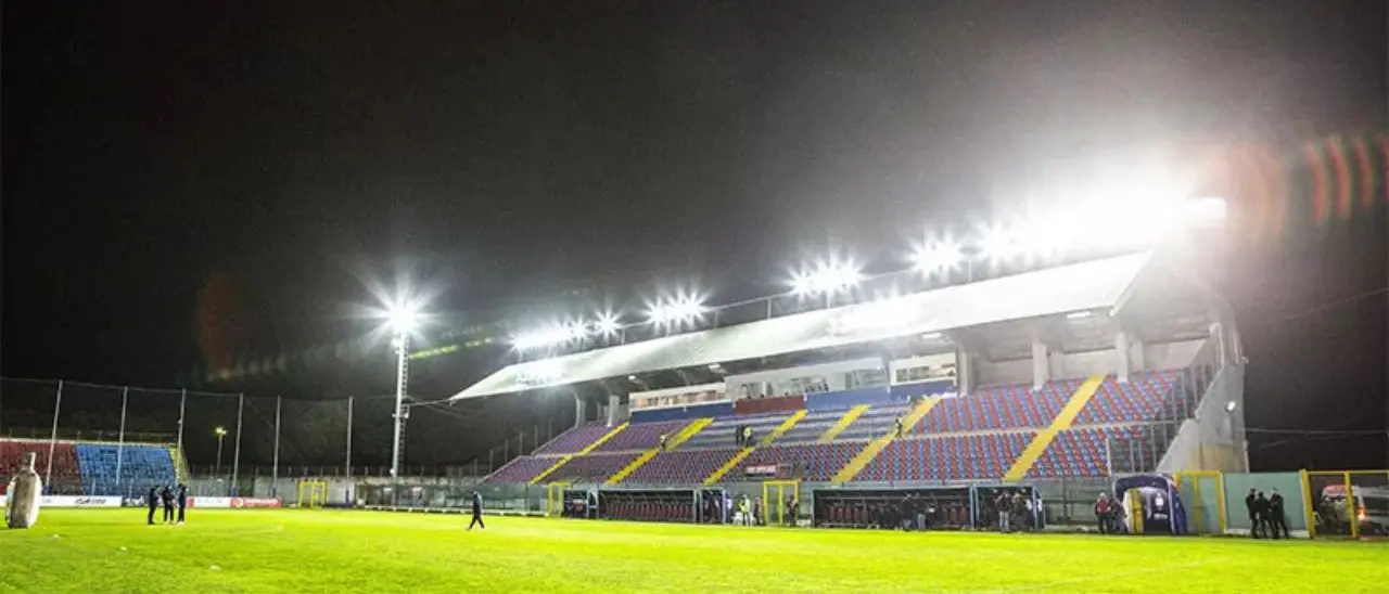 Il Comune abbatte un muro allo stadio Razza, agibilità ferma. Il presidente della Vibonese Cammarata:\u00A0«Pronti ad azioni forti»\n