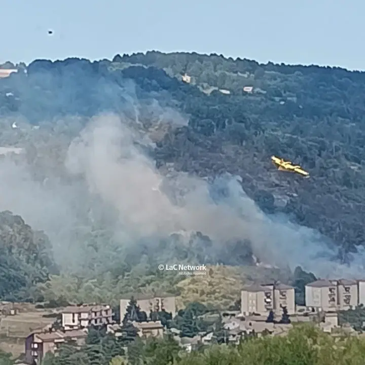 Emergenza incendi\u00A0a San Giovanni in Fiore: canadair al lavoro\n