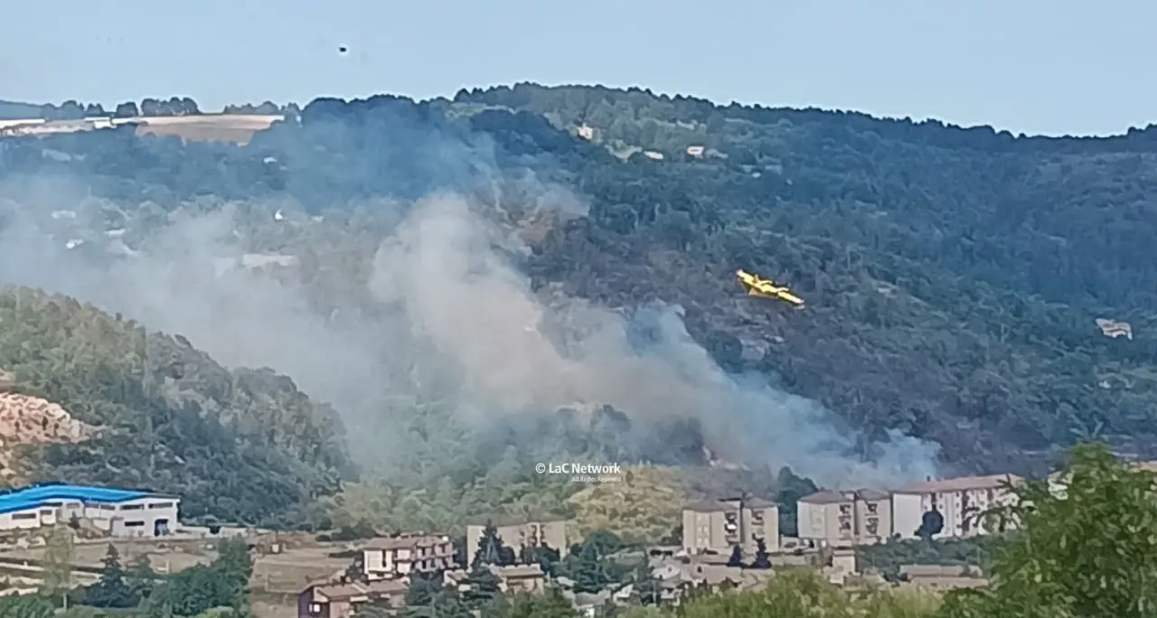 Emergenza incendi\u00A0a San Giovanni in Fiore: canadair al lavoro\n