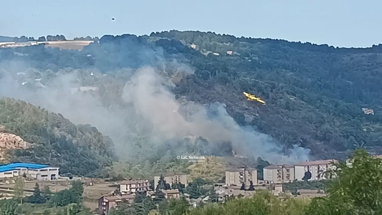 Emergenza incendi\u00A0a San Giovanni in Fiore: canadair al lavoro\n