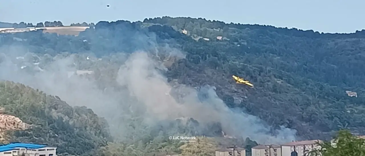 Emergenza incendi\u00A0a San Giovanni in Fiore: canadair al lavoro\n