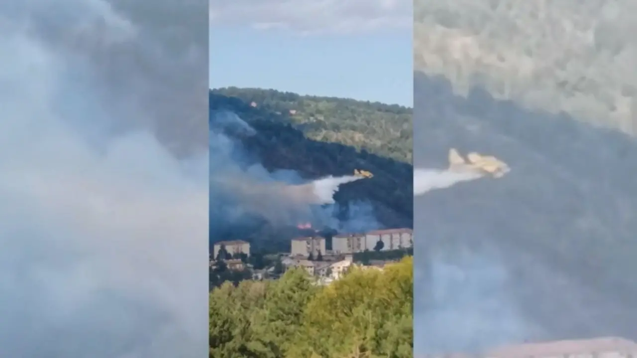 Incendi boschivi, canadair in azione a San Giovanni in Fiore