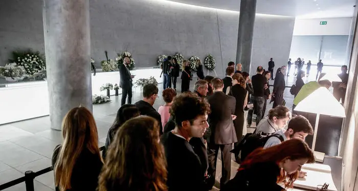 Addio a Giorgio Armani, oltre 6mila persone nel primo giorno di camera ardente\n