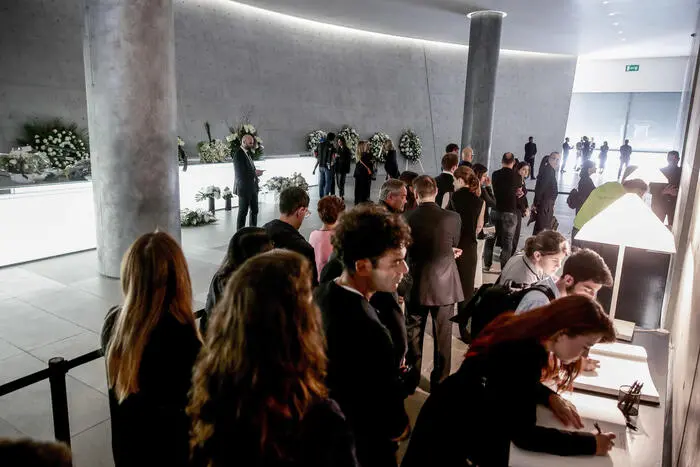 Addio a Giorgio Armani, oltre 6mila persone nel primo giorno di camera ardente\n