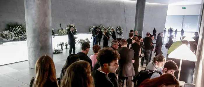 Addio a Giorgio Armani, oltre 6mila persone nel primo giorno di camera ardente\n