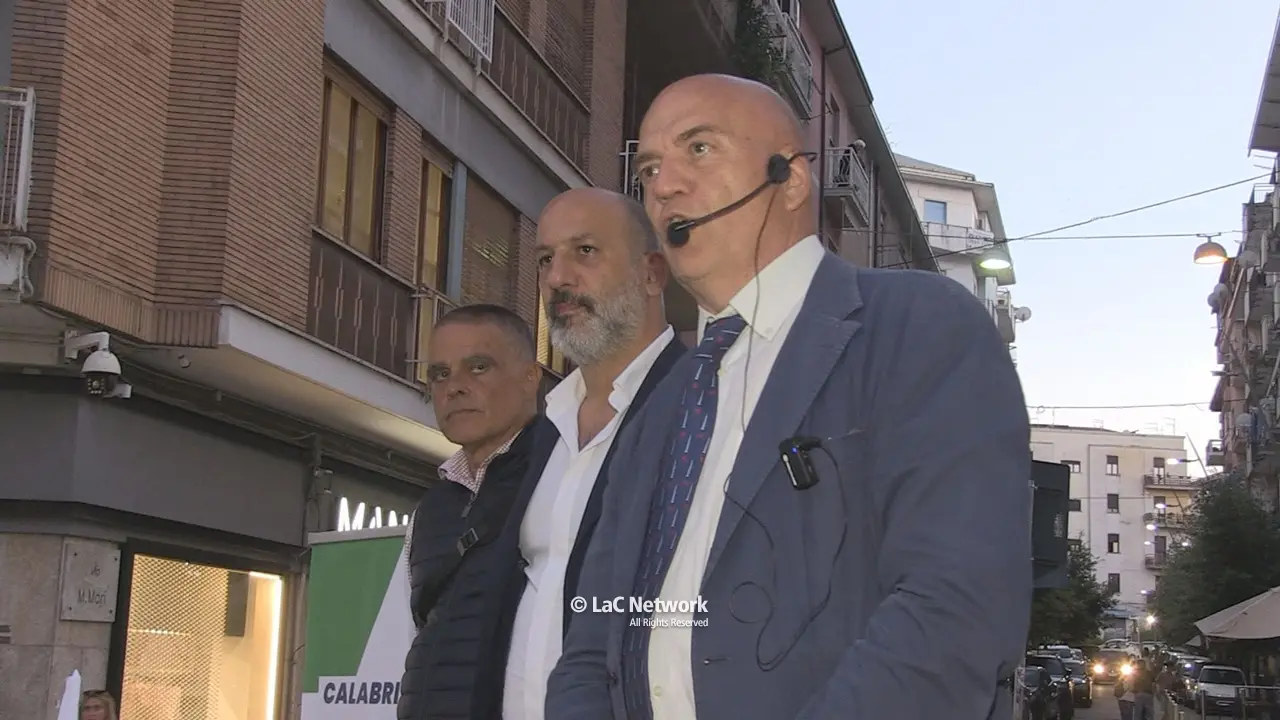 <p>Marco Rizzo e Francesco Toscano sul palco di Piazza Kennedy a Cosenza</p>\\n