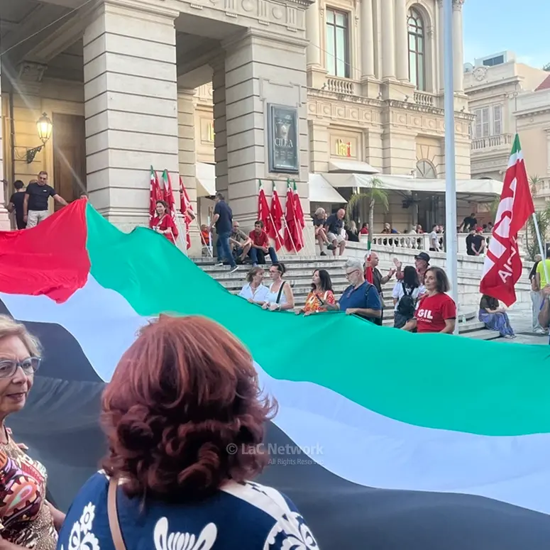 Reggio Calabria, la Cgil invoca una «Palestina Libera» sulla scalinata del teatro Cilea\u00A0\n