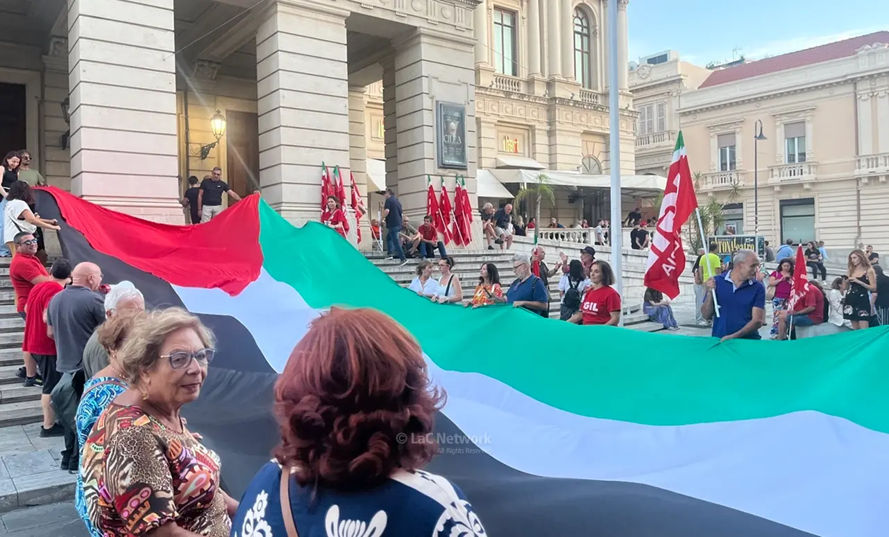 Reggio Calabria, la Cgil invoca una «Palestina Libera» sulla scalinata del teatro Cilea\u00A0\n
